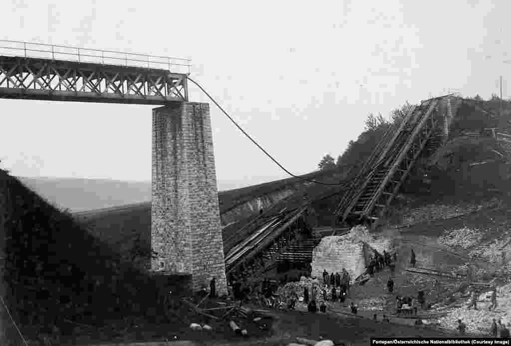 Forțele austro-ungare sub un viaduct distrus de forțele ruse în retragere la Jovnivka,&nbsp;lângă Ternopil, în 1915.