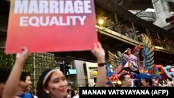 Učesnici Parajd protesta u Bangogku, 4. jun 2023.