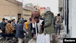 Ljudi promatraju mjesto na kojemu se, koji sat prije, zbila stravična nesreća, 20. travnja