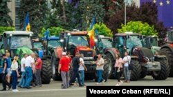 Mai mulți fermieri cu tehnică agricolă în Piața Marii Adunări Naționale, martie 2023.