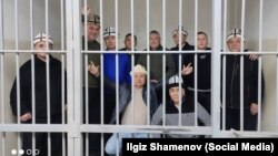 Кемпир-Абад иши боюнча абакта жаткандар. Булардын ичинен Кубанычбек Кадыров, Кеңешбек Дүйшөбаев эркиндикке чыккан.