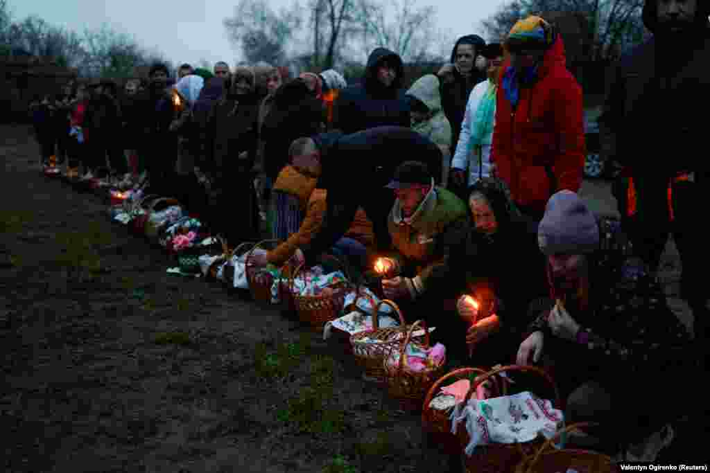 Besimtarët e mbledhur për të festuar Pashkët ortodokse në fshatin Lukashivka.