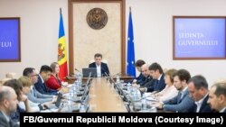 Decizia guvernului moldovean interzice persoanelor fizice și juridice condamnate în țară sau în străinătate pentru „corupție, spălarea banilor și finanțarea terorismului” să participe la privatizarea bunurilor publice.