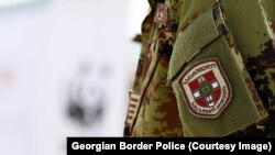 Грузинський прикордонник на запитання громадян Таджикистану щодо причин відмови коротко відповів: «Без коментарів»