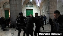 Izraelska policija hapsi jednog od Palestinaca u džamiji al-Aksa, 5. april