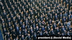 2024-жылы Тажикстандын президенти Эмомали Рахмондун парламентке кайрылуусу үч сааттан ашуун созулуп, 120 жолу кол чабылган.