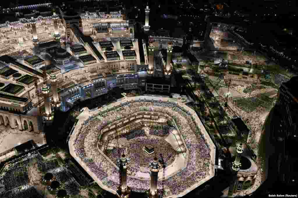 Haxhillëku është një nga pesë shtyllat e Islamit, i cili duhet të kryhet të paktën një herë në jetë nga të gjithë myslimanët, të cilët janë fizikisht dhe financiarisht në gjendje për të bërë një gjë të tillë.