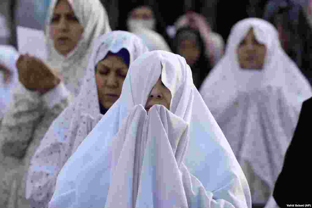 Iranski vernici obavljaju Bajram-namaz u Teheranu.