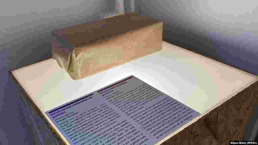 &quot;Najviše me je iznenadilo to koliko ljudi dobro pišu, kako su te priče sažete u par rečenica. Vi možete zamisliti da je to scenarij za film, ili za predstavu&quot;, kaže za RSE Dražen Grubišić. Na fotografiji: Neotvoren rođendanski poklon, Nemačka