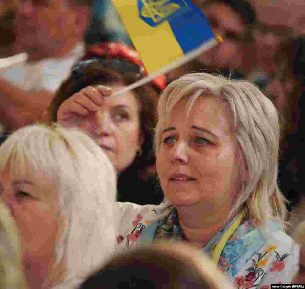 Жінка плаче під час виконання української патріотичної пісні. За словами організаторів, фестиваль відвідали близько 1000 людей