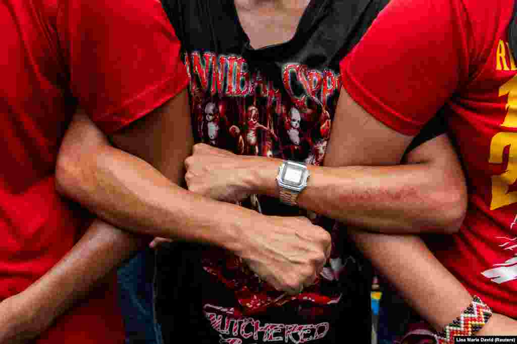 Muncitori filipinezi fac lanț uman la demonstrația de 1 Mai de la Manila, sfidând nu doar autoritățile, ci și căldura extremă, de 37 de grade Celsius.&nbsp;