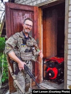 Американський ветеран Карл Ларсон воював в Україні, а тепер допомагає військовим спорядженням