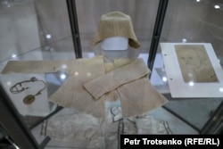 Dječija odjeća koju je zatvorenica Lota Rajs šila za svoju kćerku.