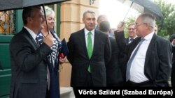 Középen Lázár János építési és közlekedési miniszter Kenderesen 2023. szeptember 3-án