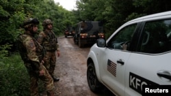Pjesëtarë të KFOR-it në zonën kufitare të Kosovës.
