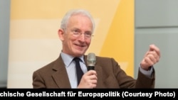 Govoreći o pitanju Zajednice opština sa srpskom većinom, Lene kaže da to "ne bi donijelo čuda" odnosima Kosova i Srbije, već bi deblokiralo proces evrointegracija obe zemlje.