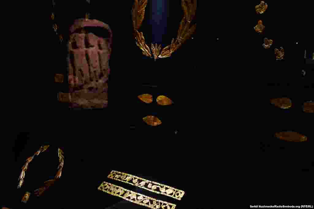 Артефакти з колекції, відомої як &laquo;скіфське золото&raquo;, опинилися за кордоном у 2013 році &mdash; спочатку на виставці в Бонні, а згодом в Амстердамі в Музеї Алларда Пірсона. Їх демонстрували в експозиції під назвою &laquo;Крим: золото та таємниці Чорного моря&raquo;