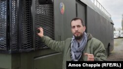 Radu Hossu în timp ce duce forțelor armate ucrainene un autobuz - spital blindat, realizat în România.
