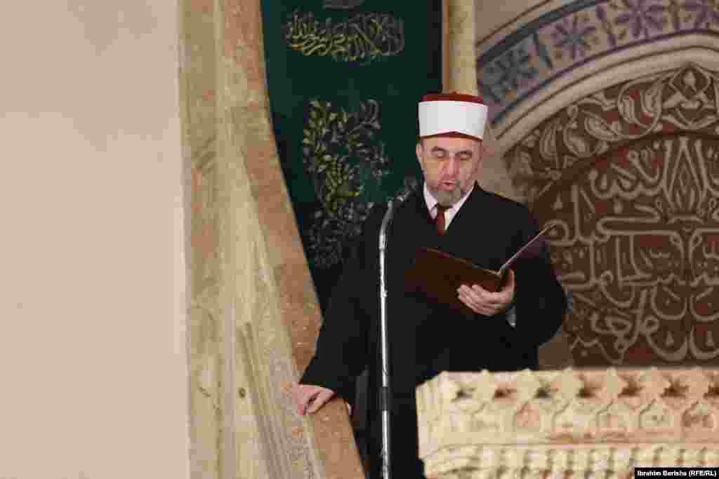 Myftiu i Kosovës, Naim Tërnava. Në urimin e tij ai ka thënë se Fitër Bajrami është festa më popullore që prek të gjitha shtresat dhe kategoritë e shoqërisë dhe që shënon përfundimin e Muajit të Ramazanit. &nbsp;