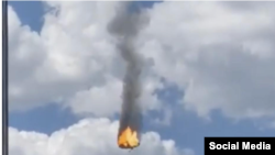 Екранна снимка от социалните мрежи, на която се вижда падащ хеликоптер