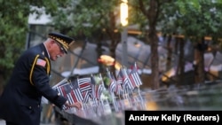 У мемориала в память жертв теракта 11 сентября 2001