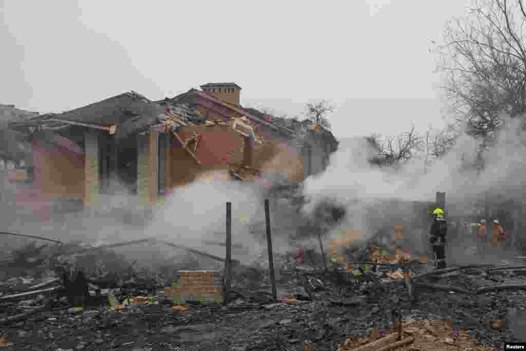 Spasilac stoji u stambenoj zoni pogođenoj ruskom raketom. Najmanje 10 kuća u Odesi i deo opreme hitne pomoći oštećeno je u napadu koji je izazvao požar, saopštili su ukrajinska Služba za vanredne situacije i regionalni guverner Oleh Kiper.