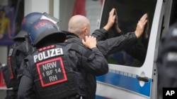 Fotogalerija: Sukob navijača Srbije i Engleske ispred restorana u Gelzenkirhenu, 16. juna 2024.