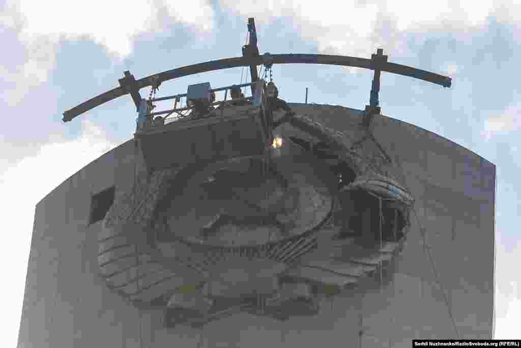 Момент зняття елементу радянського герба зі щита &laquo;Батьківщини-матері&raquo;