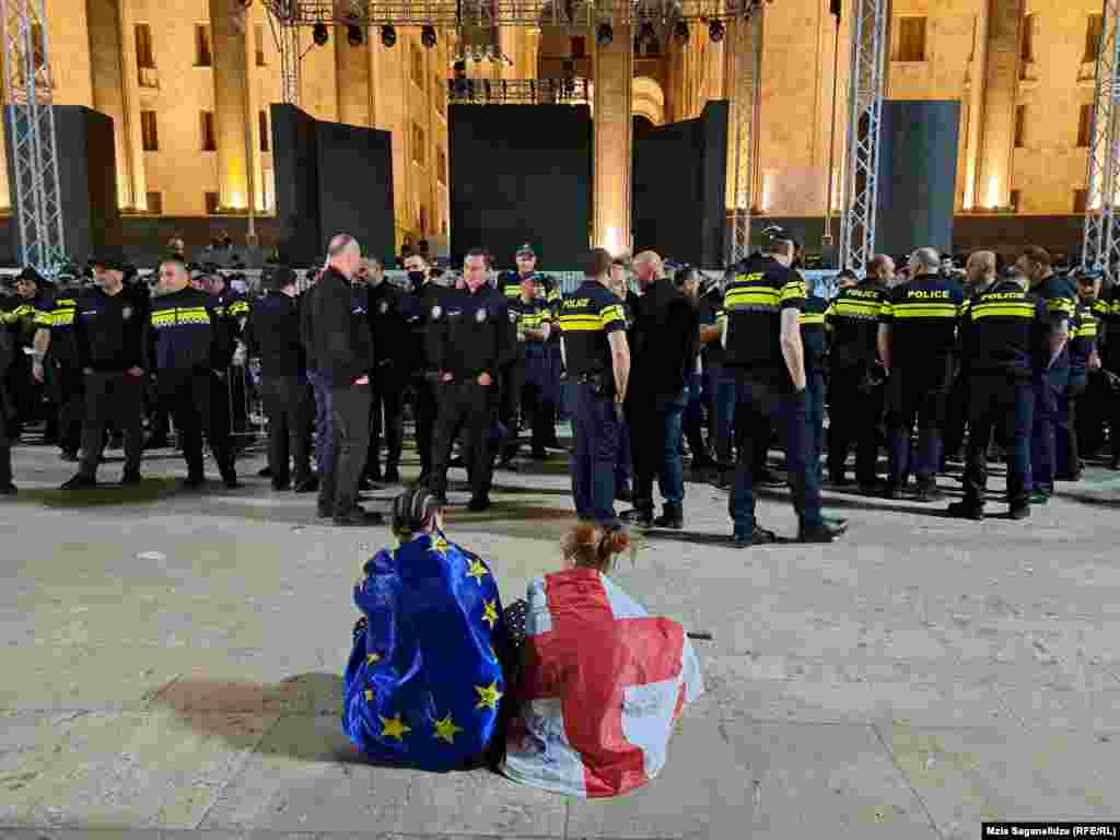 Представники ЄС заявили, що якщо Грузія ухвалить цей закон, то це унеможливить подальше просування країни до членствв в ЄС. У новій версії законопроєкту немає фрази &laquo;іноземний агент&raquo;, але на думку опозиції: зміст від цього не міняється. У рахі ухвалення, закон вимагатиме від організацій із іноземним фінансуванням реєстрації своєї діяльності, надання владі широких наглядових повноважень та дозволу кримінального покарання за незначені порушення