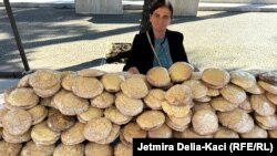 Adile Saliu duke shitur ballokume në Tiranë.