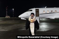 Episcopul Basarabiei de Sud, Veniamin, cu sfânta lumină, pe pista de aterizare a Aeroportului Internațional din Chișinău, pe 16 aprilie 2023, în ajunul Paștelui de anul trecut.