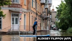 Lokalni stanovnik u Hersonu, 8. juna 2023.