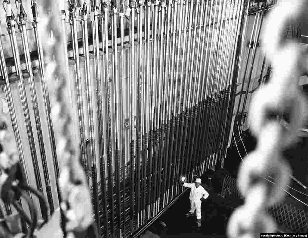 Anii 1970 - porțiune neidentificată din Centrala Obninsk. Centrala Nucleară a rămas în funcțiune, fără să fi suferit vreun incident major, până în 2022, când a fost desființată. Succesul acestei uzine mici a stat la baza proiectării reactoarelor RMBK, care ar fi baza mai multor centrale nucleare sovietice, inclusiv o instalație de lângă Kiev, în Ucraina sovietică, cunoscută sub numele de Centrala Nucleară de la Cernobîl.