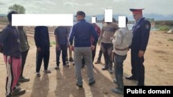 Тиешелүү документтери жок иштеп жүргөн мигранттар. Ысык-Көл.