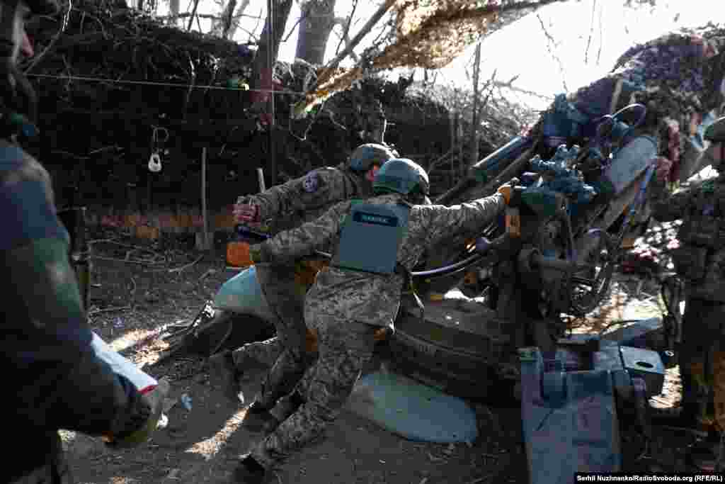 Команда &laquo;До бою!&raquo; і розрахунок готується до бойової роботи. Заряджаючий вкладає заряд у лоток, а двоє інших членів розрахунку гармати досилають його у ствол. Потім підносяться заряди, які замковий досилає рукою та зачиняє затвор