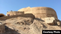 دخمه یا «برج خاموشان» در نزدیکی شهر یزد، ایرانیان زرتشتی از چنین مکان‌هایی به عنوان آرامگاه درگذشتگان استفاده می‌کردند. پیکر افراد فوت‌شده در فضایی باز قرار داده می‌شد تا خوراک پرندگان شود