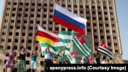 სოხუმი. რუსეთის, დე ფაქტო აფხაზეთისა და სამხრეთ ოსეთის რესპუბლიკების დროშები