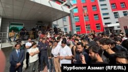 Эдил Байсалов пакистандык студенттер жашаган жатаканага барга учур. Бишкек, 19-май 2024-жыл