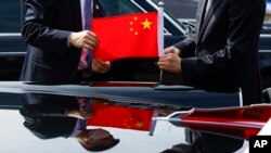 Zyrtarët kinezë përgatiten përpara arritjes së presidentit Emmanuel Macron në Aeroportin Ndërkombëtar të Pekinit. 5 prill 2023.