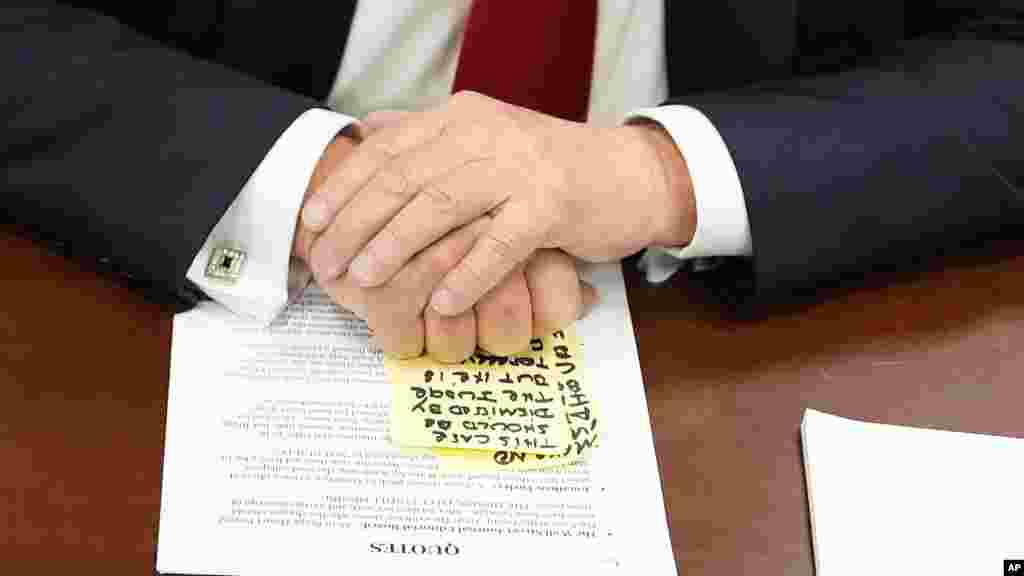 Donald Trump volt elnök a jegyzetei fölött a New York-i bíróságon két nappal az ítélethirdetés előtt.&nbsp;Az ügyészek szerint a hallgatási pénz kifizetése egy szélesebb körű, a kampányfinanszírozási és adótörvényeket sértő rendszer része volt, amelynek célja az volt, hogy olyan embereket fizessenek ki, akiknek potenciálisan negatív információik vannak Trumpról