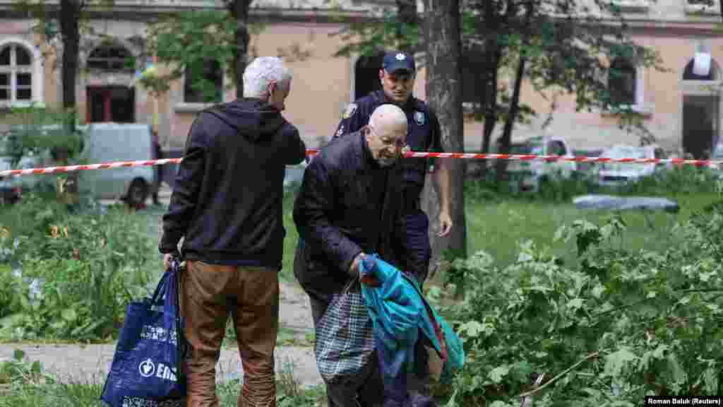 Egy lakó néhány személyes holmijával kénytelen elhagyni a támadásban lakhatatlanná vált otthonát. A jelentések szerint a &nbsp;legidősebb áldozat egy második világháborút túlélő, kilencvenöt éves férfi