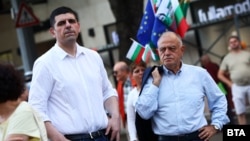 Ивайло Мирчев (вляво) и Атанас Атанасов от ПП-ДБ по време на протеста за съдебна реформа.