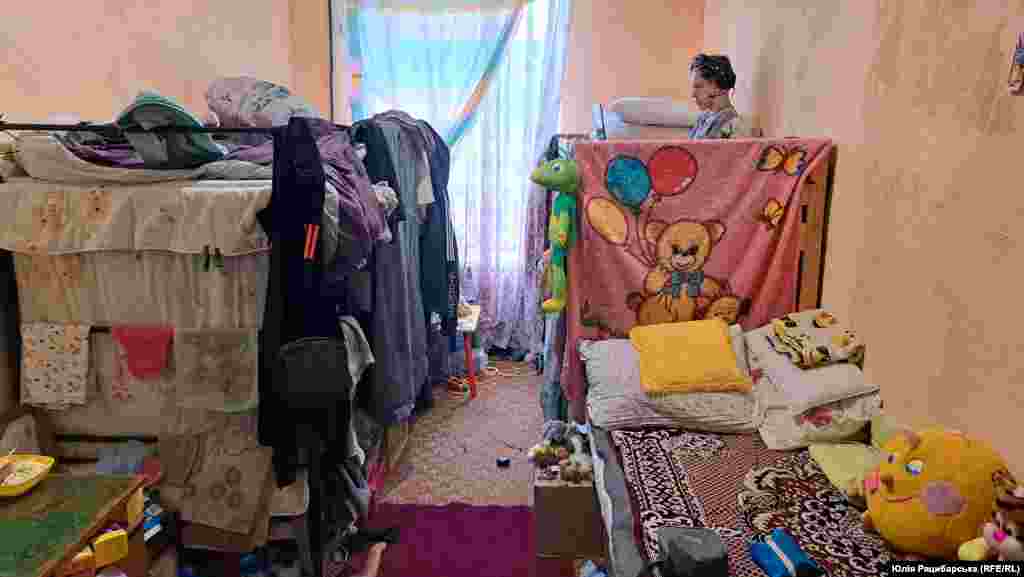 Muškarac koristi svoj laptop u skloništu za raseljena lica u gradu Dnjepru na istoku Ukrajine.