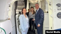 وزیر اطلاعات اسرائیل، شاهزاده رضا پهلوی و همسرش یاسمین را تا داخل هواپیما بدرقه کرد