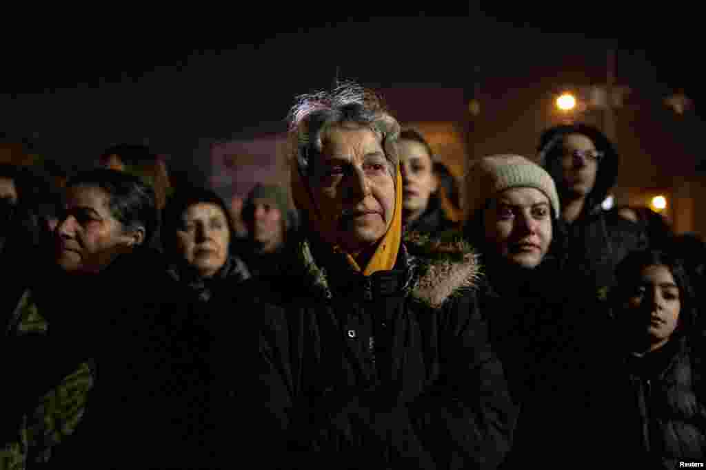 Në&nbsp;njëvjetorin e tërmetit shkatërrues, njerëzit u mblodhën për të përkujtuar familjarët dhe miqtë e tyre të humbur, në Hataj, Turqi, shkurt 2024. ​