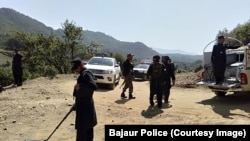 Хайбер-Пахтунхва провинциясындагы Бажаур районунда полиция кызматкерлери кезектеги теракттан кийин тинтүү иштерин жүргүзүүдө. Бул Бажаур аймагынын полиция бөлүмүнөн алынган сүрөт качан тартылганы белгисиз. Жаңылыкка тиешеси жок. 