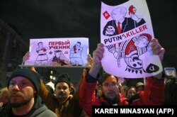 Під час акції біля посольства Росії у Вірменії в день повідомлення про смерть у російський в’язниці опозиціонера Олексія Навального. Єреван,16 лютого 2024 року