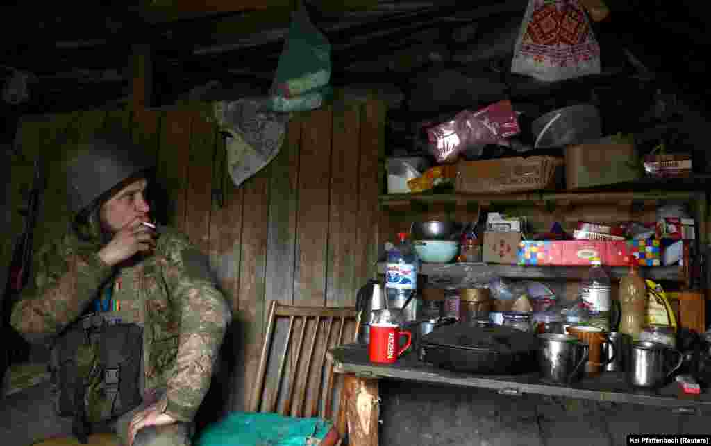 Перекур в укритті під час паузи між російськими обстрілами