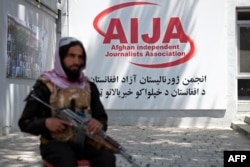 Član talibanskih snaga sigurnosti na straži tokom događaja u kancelariji Afganistanskog udruženja nezavisnih novinara u Kabulu, 3. maja 2023. godine.