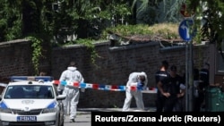 Policija na terenu nakon napada ispred Ambasade Izraela u Beogradu, 29. juna 2024.